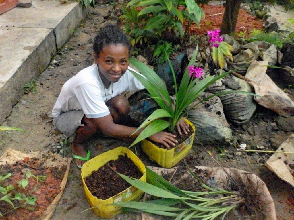 Le jardinage est un loisir très apprécié par les orphelines d'Antalaha à Madagascar