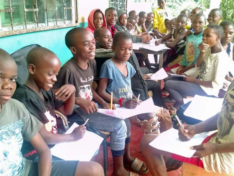 Les enfants Pygmées Bagyeli du Fondaf au Cameroun écrivent une lettre à leurs parrains et marraines