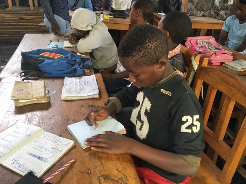 Jeunes apprentis menuisiers en formation théorique au Centre de formation Aprojed à Goma