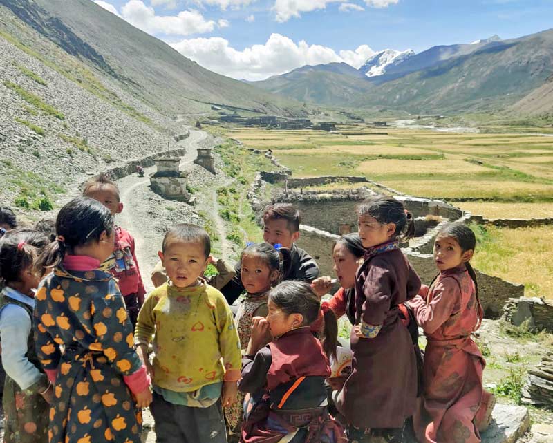 Enfants de l'école préscolaire de Poldegaon dans le Haut Dolpo au Népal