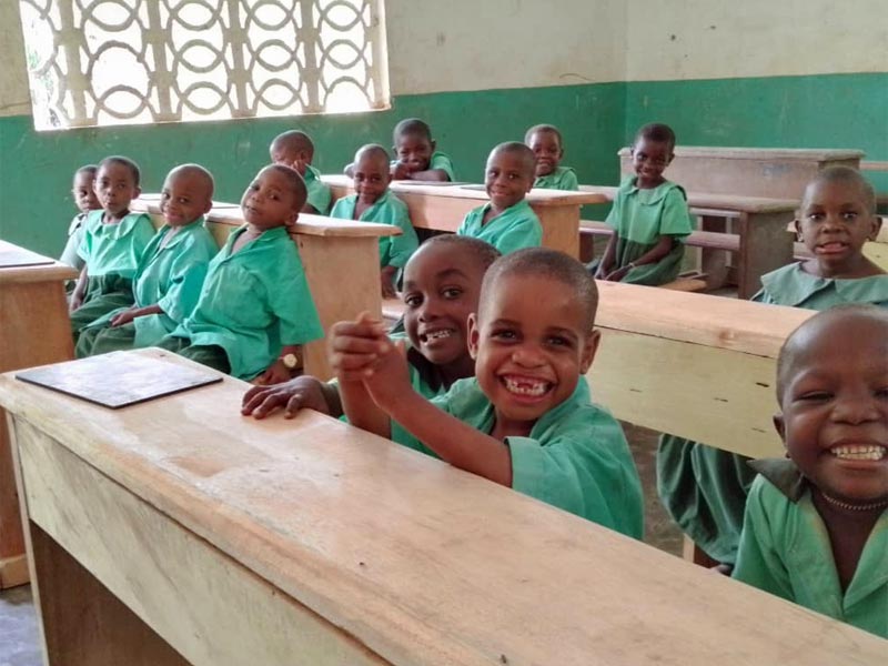 Enfants Pygmées du Cameroun en classe sur leurs nouveaux bancs au Fondaf Bipindi