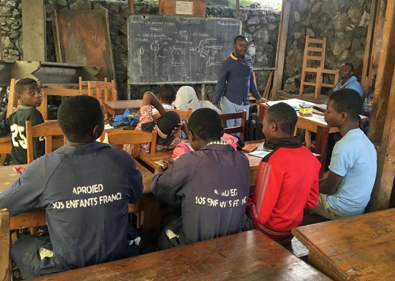 Cours théorique au centre de formation professionnelle de menuiserie APROJED à Goma