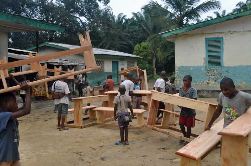 Installation des nouveaux bancs pour les classes du Fondaf Bipindi au Cameroun
