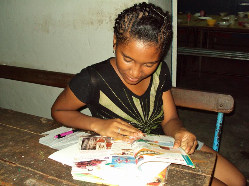La lecture, loisir favori des orphelines de l'Ile Ste Marie à Madagascar
