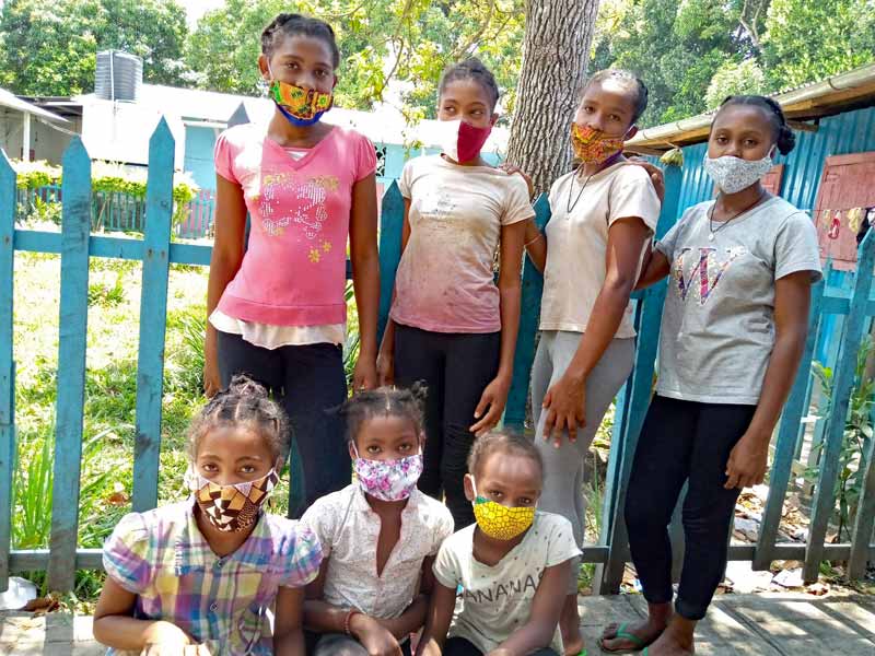 Les enfants de l'orphelinat d'Amboangibé à Madagascar portent tous un masque anti-covid