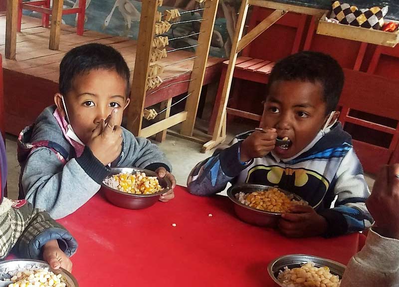 Repas chaud pour les élèves de l'école Akany Aina à Madagscar