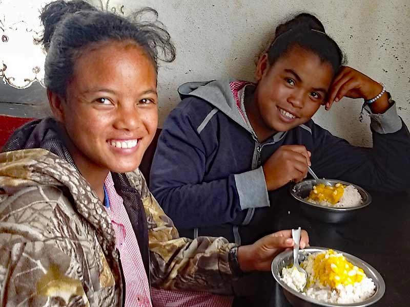 Repas de midi à la cantine scolaire du centre Akany Aina à Madagascar