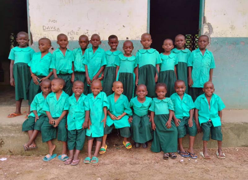 Nouveaux uniformes pour les enfants Pygmées Bagyeli du Fondaf au  Cameroun