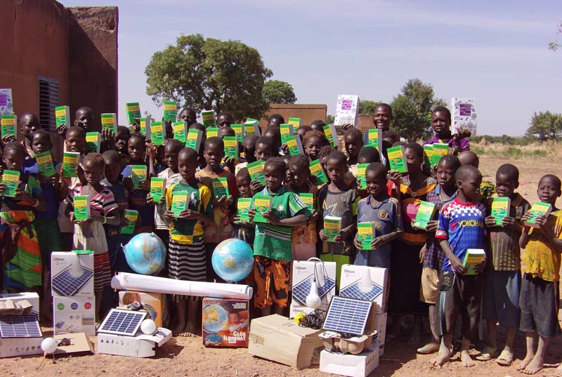 Distribution de dictionnaires et matériel pédagogique aux élèves de l'école de Babou au Burkina Faso