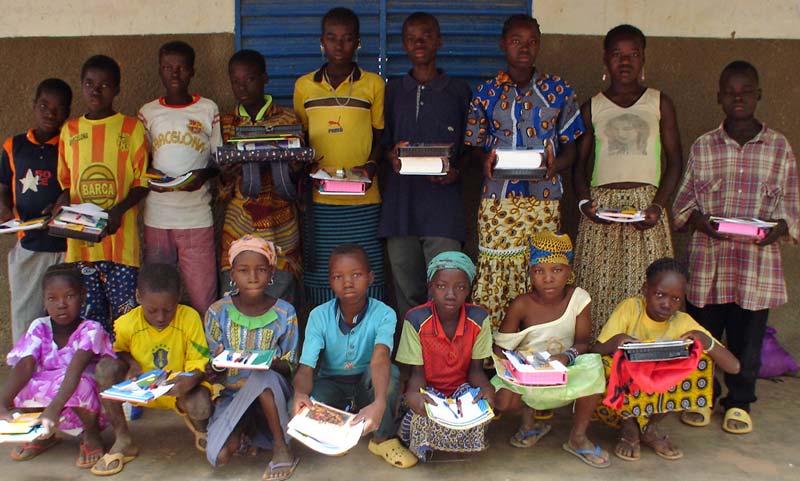 Elèves récompensés à l'école de Guiè au Burkina Faso