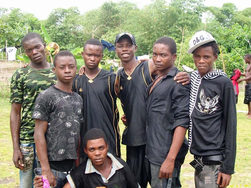 Grands jeunes vivant dans les rues de Kinshasa 