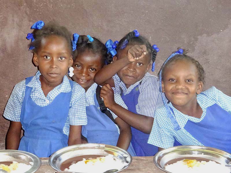 Repas de midi à la cantine de l'école St Alphonse de Fourgy en Haïti