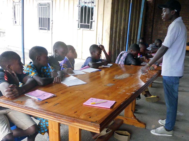 Aide scolaire au Point d'Ecoute pour les enfants vulnérables de Gisenyi au Rwanda