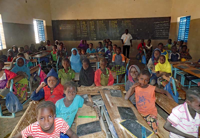 Une classe de CP surchargée au Burkina Faso