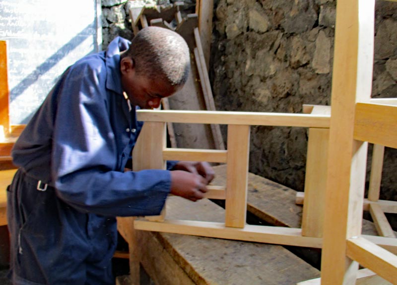 Fabrication d'une chaise par un apprenti menuisier du centre Aprojed de Goma