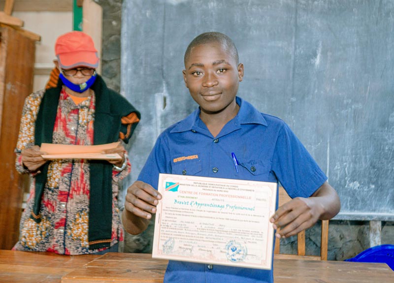 Jeune apprenti du centre de formation Aprojed à Goma fraîchement diplômé en menuiserie 
