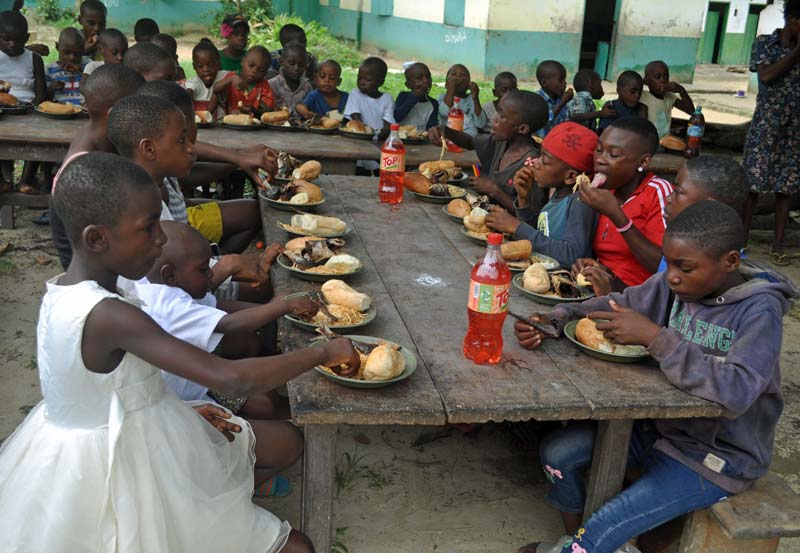 Repas de Noël pour les enfants Pygmées Bagyeli du Fondaf Bipindi au Cameroun