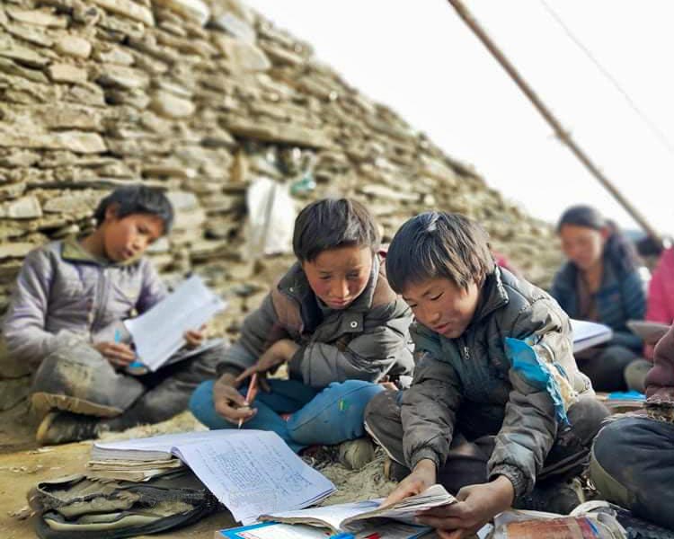 Classe d'hiver improvisée dans l'Himalaya, école de Ting kyu dans le Haut-dolpo