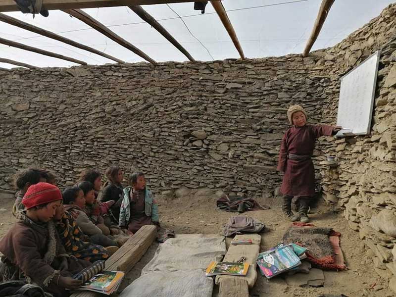 Dans le Haut-Dolpo au coeur de l'Himalaya, une école d'hiver improvisée dans une serre chauffée.