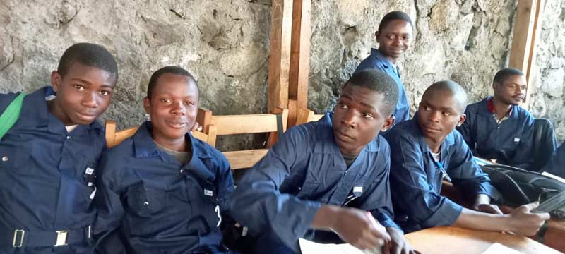 Nouvelle promotion d'enfants soldats démobilisés en formation de menuiserie à Goma