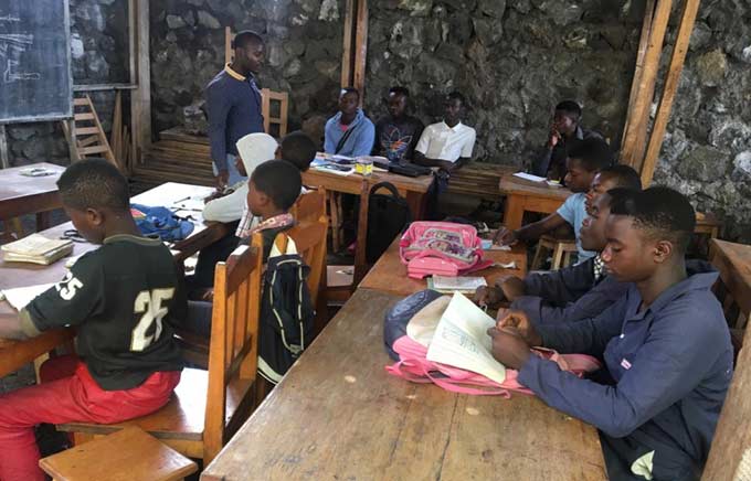 Apprentis menuisiers en cours théorique à Goma