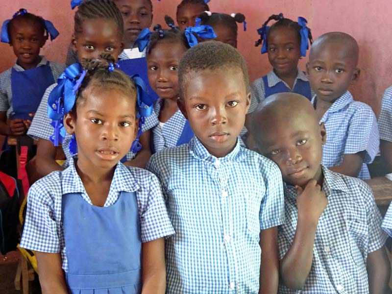 Ecoliers de l'école St Alphonse de Fourgy en Haïti