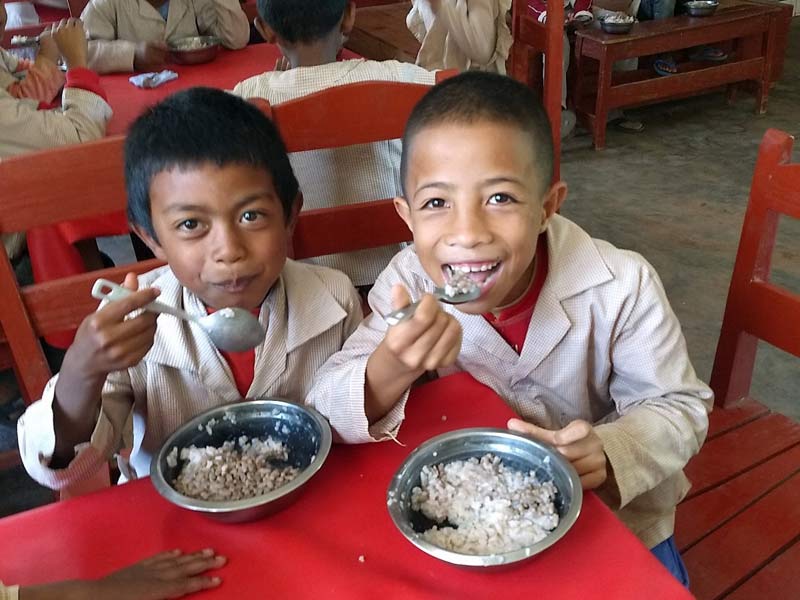 Pour lutter contre la faim et la misère des familles e à Madagascar, repas de midi à la cantine pour les enfants de l'école Akany Aina.