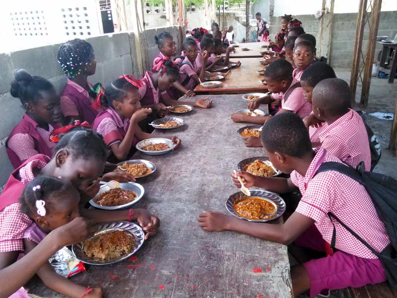 Repas de midi à la cantine de l'école St Alphonse dans le bidonville de Cité Soleil en Haïti