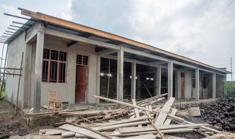 Construction du bâtiment qui accueillera l'atelier de menuiserie à Goma