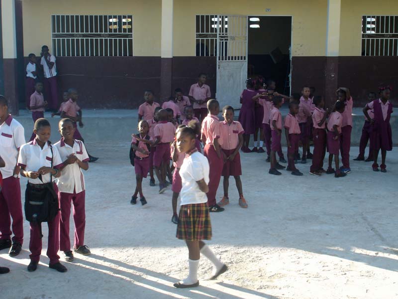 La cour de l'école St Alphonse du bidonville de Cité Soleil en Haïti