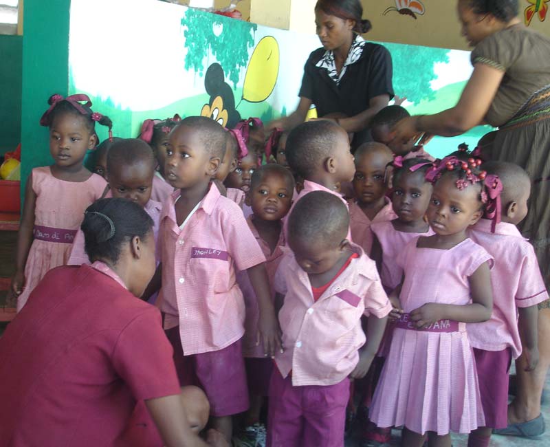 Ecoliers de l'école maternelle préscolaire St Alphonse de Cité Soleil en Haïti