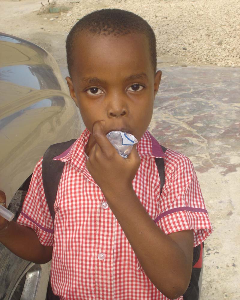 Un enfant du bidonville de Cité Soleil en Haïti