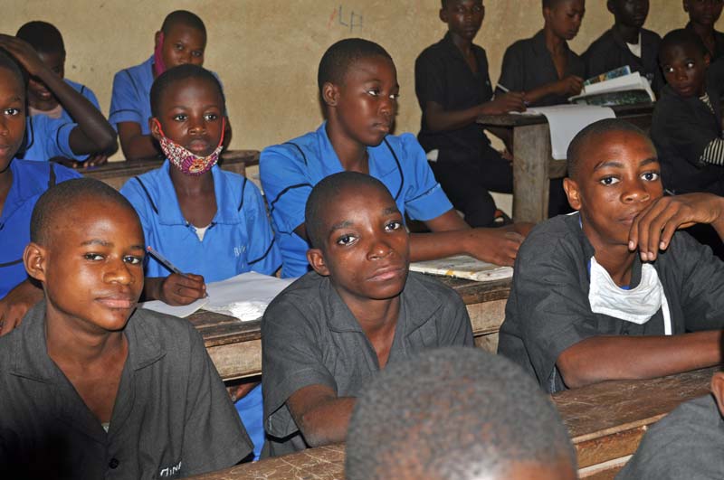 Lycée de Bipindi au Cameroun, les garçons Bagyeli de la classe de 6ème