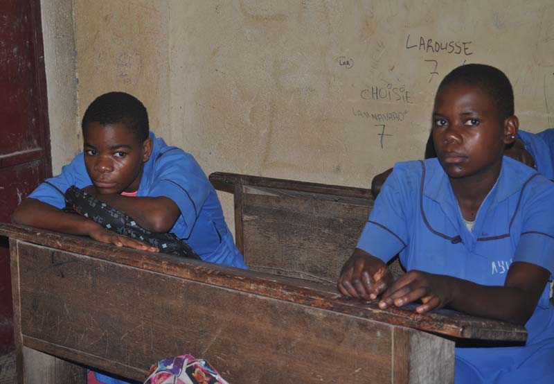 Lycée de Bipindi au Cameroun, les filles Bagyeli de la classe de 6ème