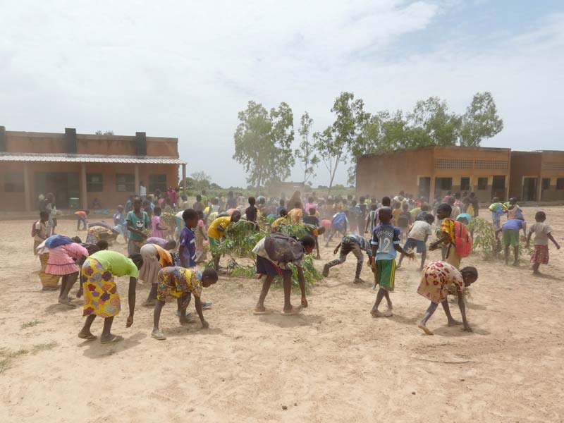 Au Burkina Faso, les élèves nettoient la cour de l'école avant la rentrée scolaire
