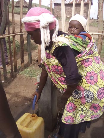 Jeune maman s'approvisionnant en eau potable à une borne fontaine au Nord Kivu