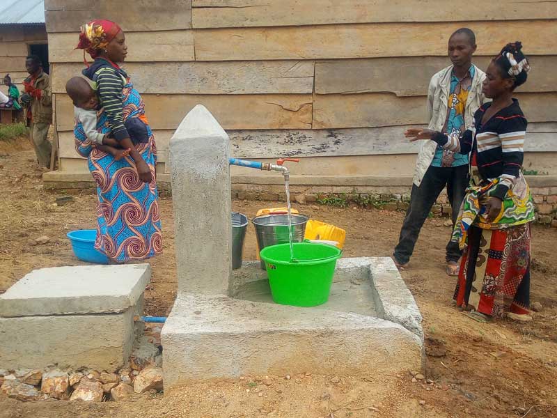 Familles puisant l'eau à une borne-fontaine au Nord Kivu