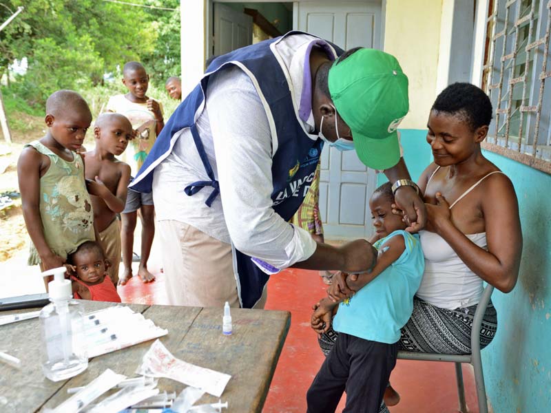 Campagne de vaccination des enfants Pygmées Bagyeli au Cameroun