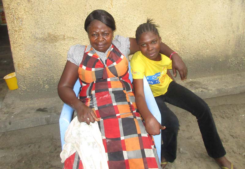 Mère et fille vivant dans la rue à Kinshasa