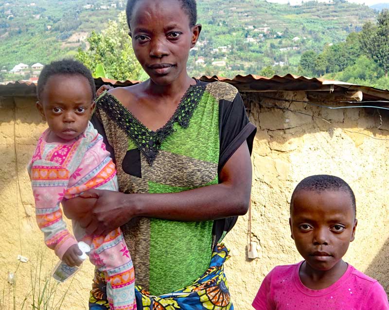 Maman élevant seule ses enfants au Rwanda