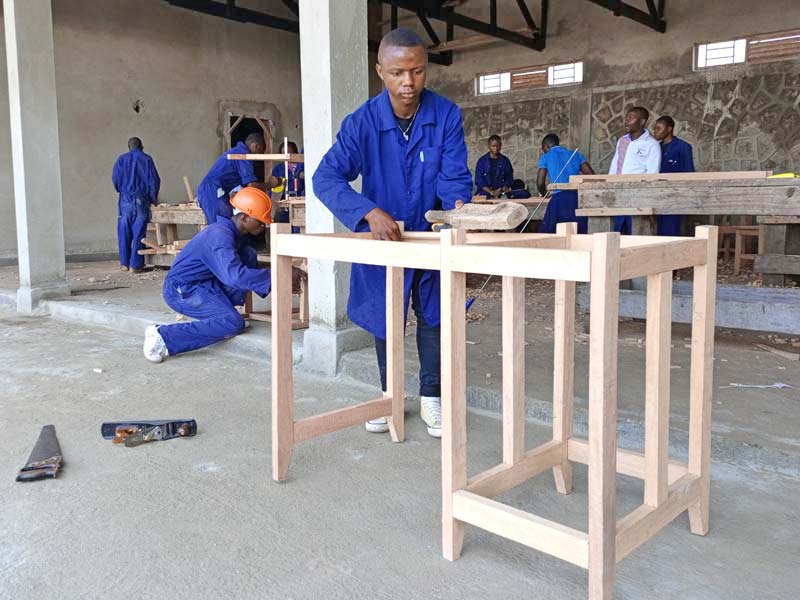 Jeune apprenti en menuiserie de l'atelier APROJED à Goma apprenant à fabriquer un petit bureau
