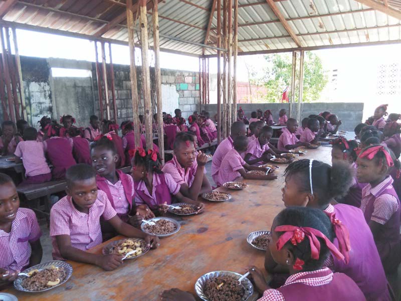 La cantine de l'école St Alphonse de Cité Soleil en Haïti incite les enfants à venir en classe