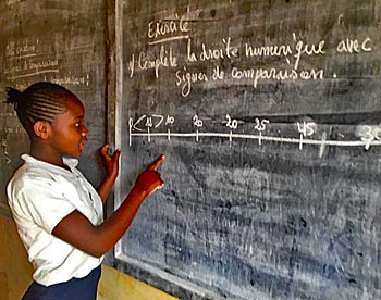 Une élève au tableau au centre de rattrapage scolaire de Goma