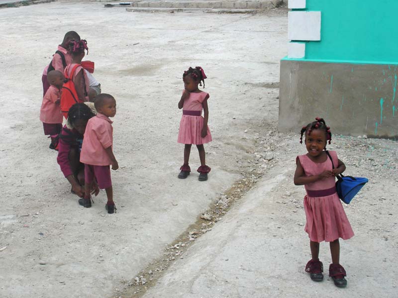 En Haïti, la cour de l'école St Alphonse de Cité Soleil un peu déserte en cette période difficile...