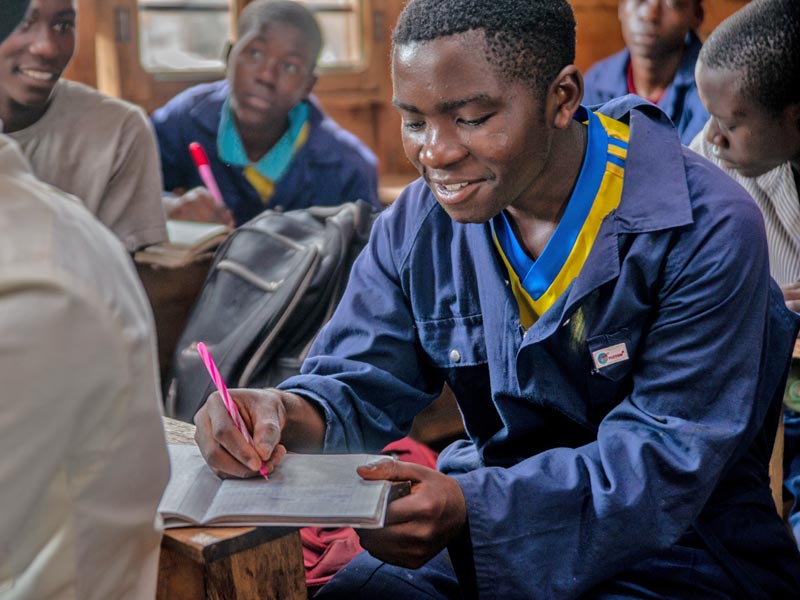 Cours théorique pour les apprentis menuisiers du Centre de formation APROJED à Goma