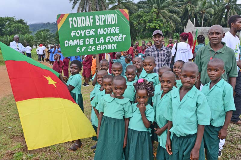 Les enfants Pygmées Bagyeli défilent à Bipindi lors de la Fête Nationale du Cameroun
