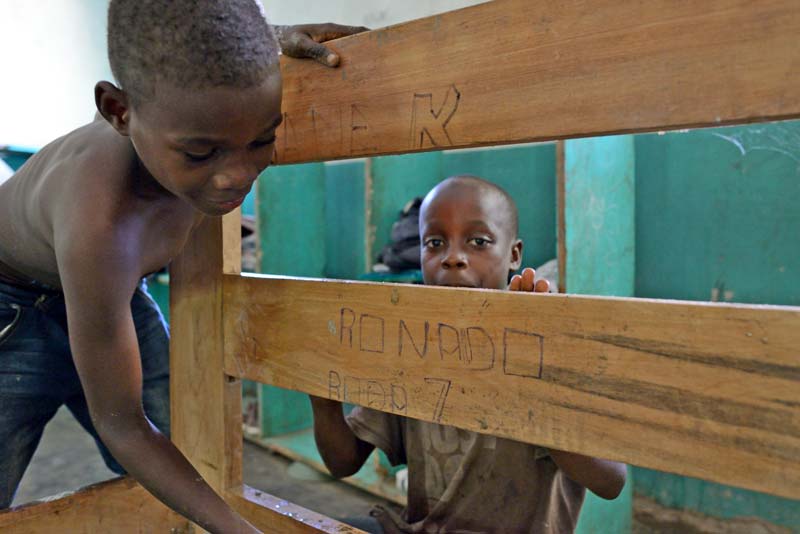 Graffiti sur les lits du dortoir des enfants Pygmées Bagyeli du Fondaf Bipindi au Cameroun