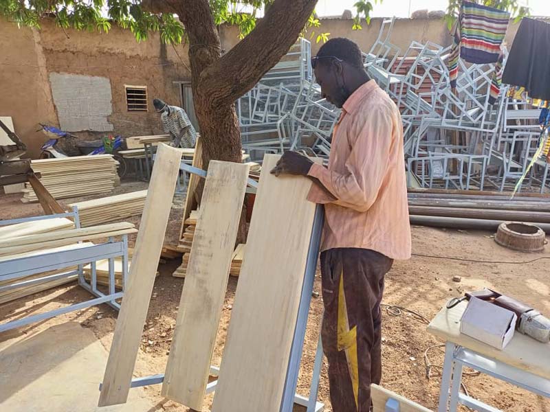 Fabrication des pupitres scolaires à Guiè au Burkina Faso