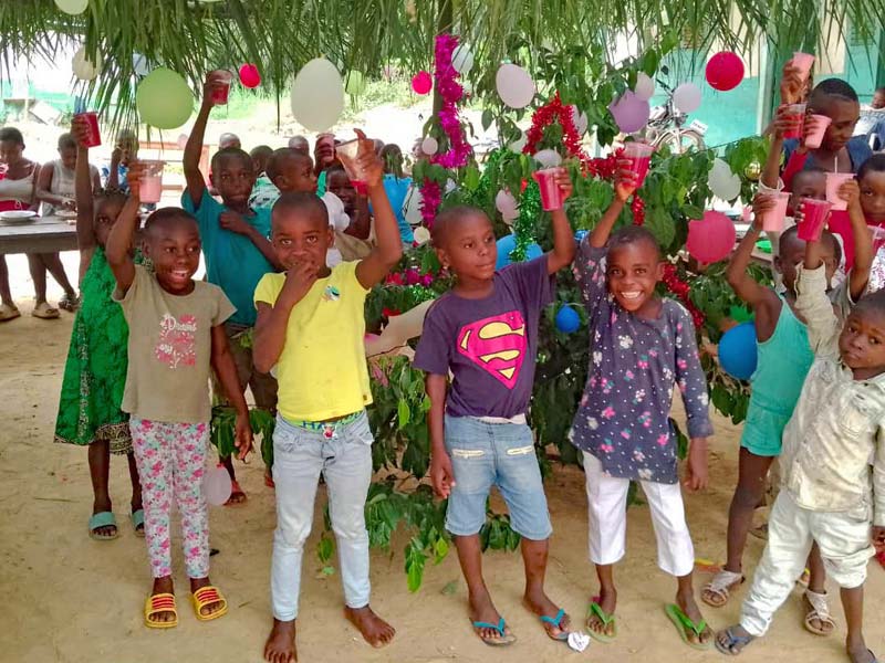Fête de Noël des enfants Pygmées du Fondaf Bipindi au Cameroun