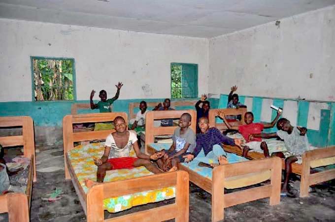 Le dortoir des enfants Pygmées Bagyeli du Fondaf Bipindi équipé de lits neufs